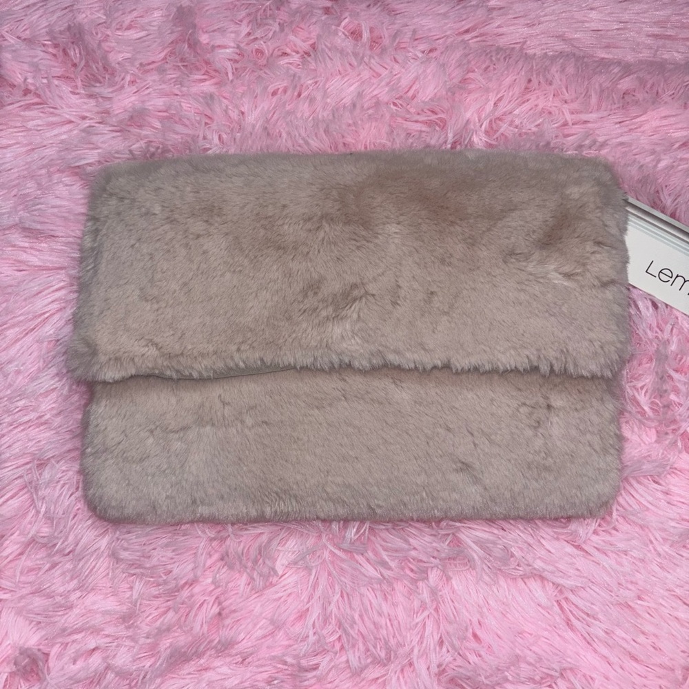 ✨OFFERS WELCOME✨NWT! Beige Faux Fur Clutch